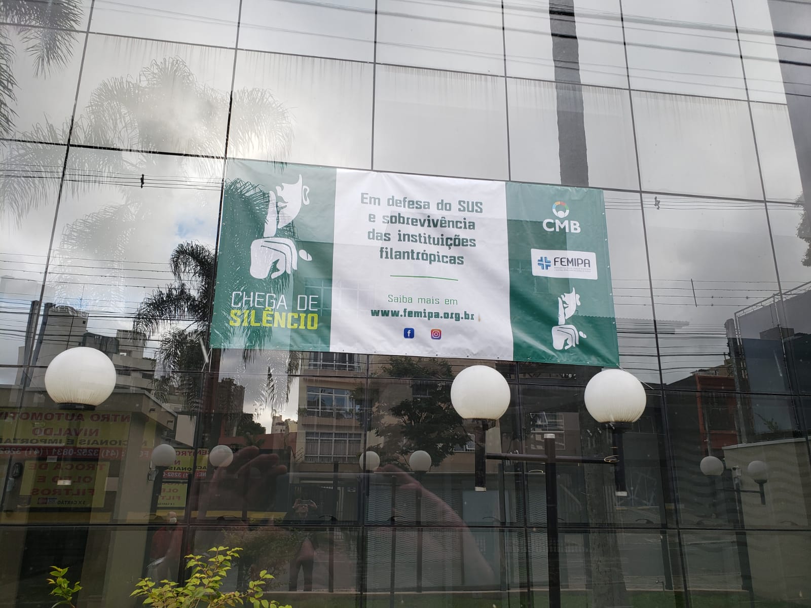Sede da Fehospar, Ahopar e Sindipar recebe faixa de campanha da CMB